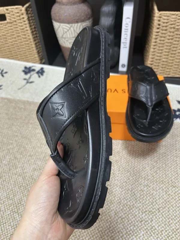 P270🏆Louis Vuitton 🏆[Louis Vuitton] Spring/Summer 2025 [Men's Flip Flops] 🎯🎯As an active family in the fashion industry ⭐ Lv is characterized by bold innovation ⚡Create this casual business style for Chinese fashionable men ✨The fabric is made of imported high-grade cowhide 🔥 Clean and neat ⚡Fashionable and elegant🌹Breathable, sweat-absorbent and deodorant👈So luxurious, high-end and domineering. 👍Must be sold if you repost the picture. Number of yards: 38--46. Color: 🎉 For large quantities. Welcome to repost.